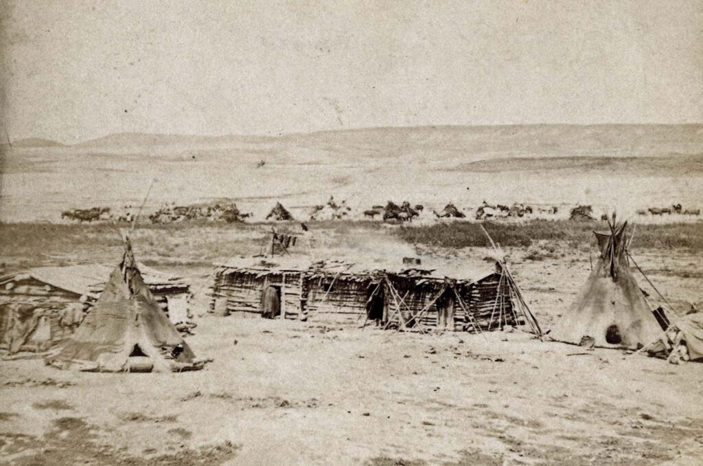 Týpí kmene Vran na dobové fotografii z 60. let 19. století. Týpí se nacházejí v blízkosti Fort Laramie.