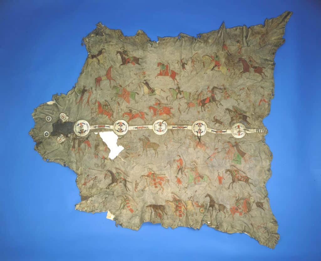Bizoní plášť z centrálních nebo severních plání. Ozdoben je quillovým pásem a piktografickými výjevy. Všimněte si typických švů. Pennsylvania museum.