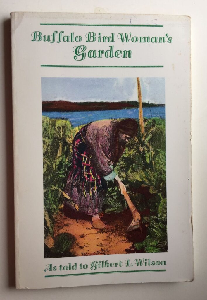 Kniha Buffalo Bird Woman Garden je vyprávěním Hidatské ženy o tradičním životě Hidatsů. Buffalo Bird Woman tento život zažila na vlastní kůži a jako informátorka o něm vyprávěla etnografovi Gilbertu Willsonovi, který jej pečlivě zapsal.