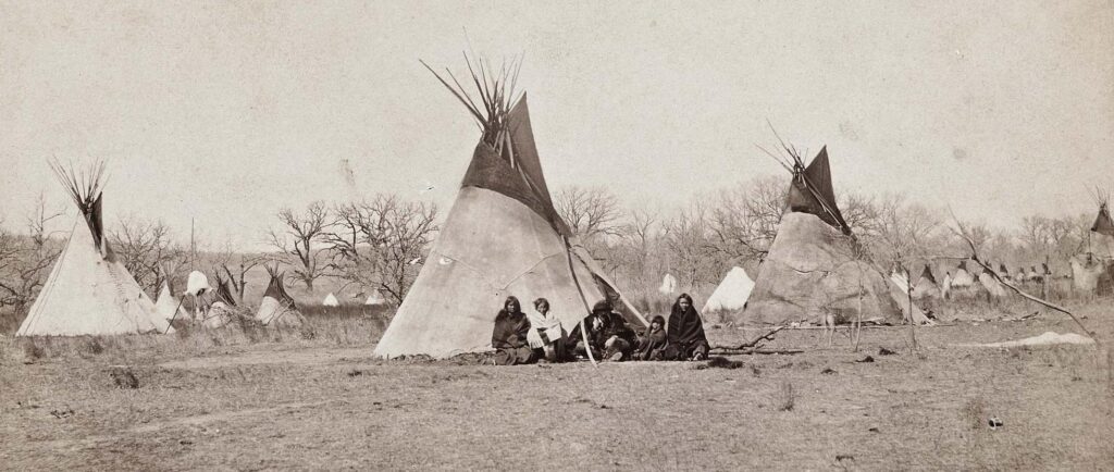 Tábor Komančů na fotografii Williama Soula z 60. let 19. století. Jde o předrezervační dobu, týpí jsou všechna vyrobena z bizoních kůží.