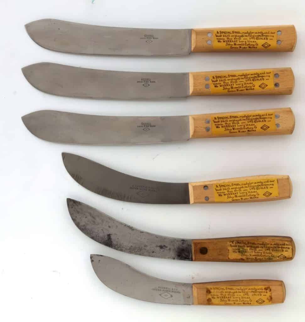 Sada nožů značky Green river. Tři horní nože jsou řeznické (butcher), tři spodní stahovací (skinner).