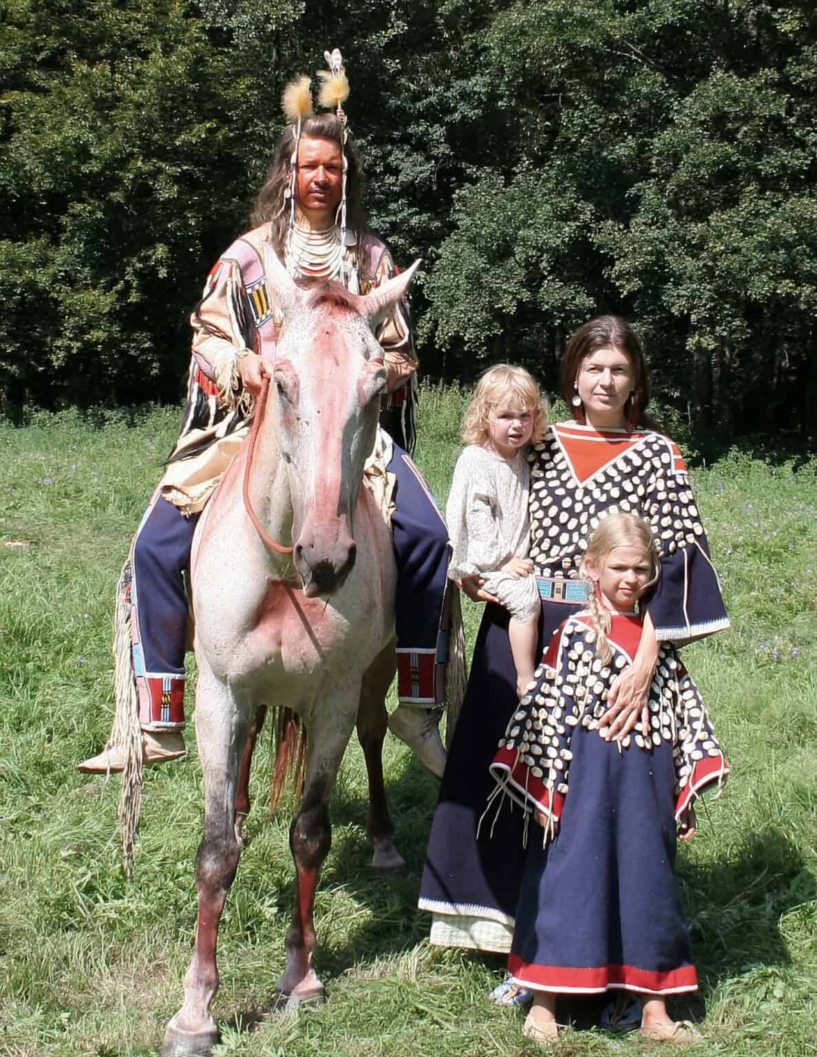 Indiánský reenacting. Autor článku s rodinou představují Vraní indiány z období kolem roku 1870. Všechny reálie přesně odpovídají dobovým originálům a jsou výsledkem dlouholetého studia.