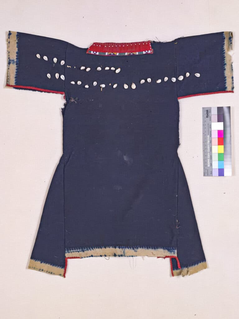 Komančské dívčí šaty. AMNH.