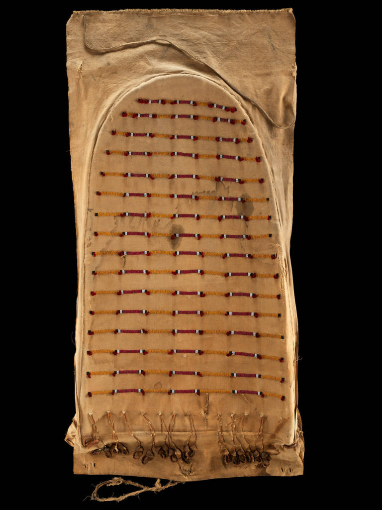 Originální dveře od týpí vyrobené z látky zdobené korálkovou výšivkou. Kmen Arapaho. NMNH.