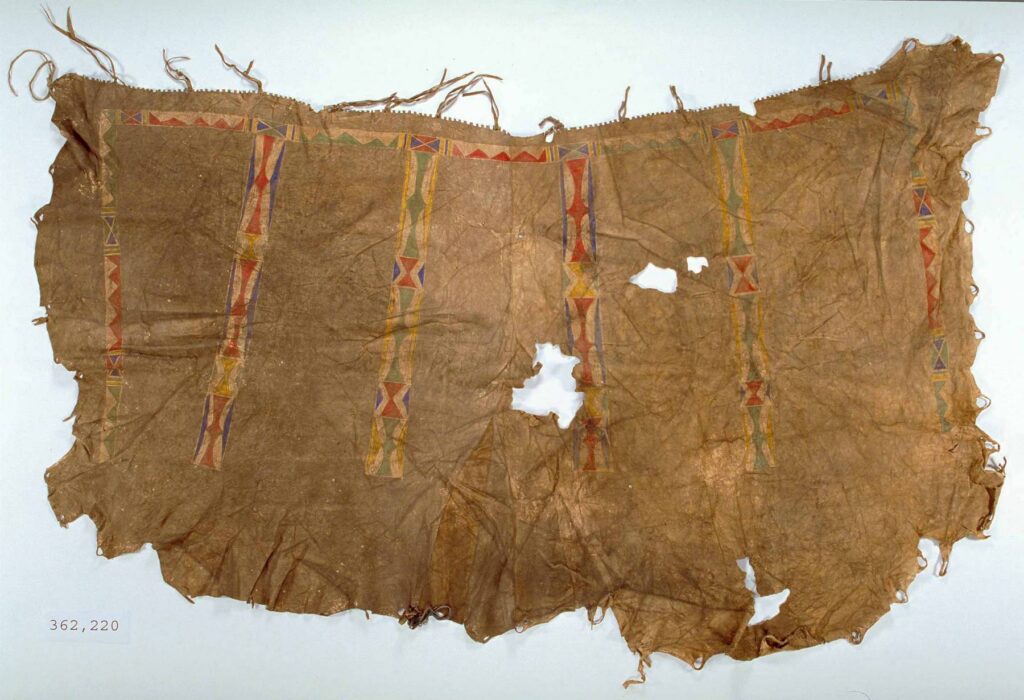 Originální lining z bizoních kůží pomalovaný puktografickými záznamy bitevních výjevů. NMNH