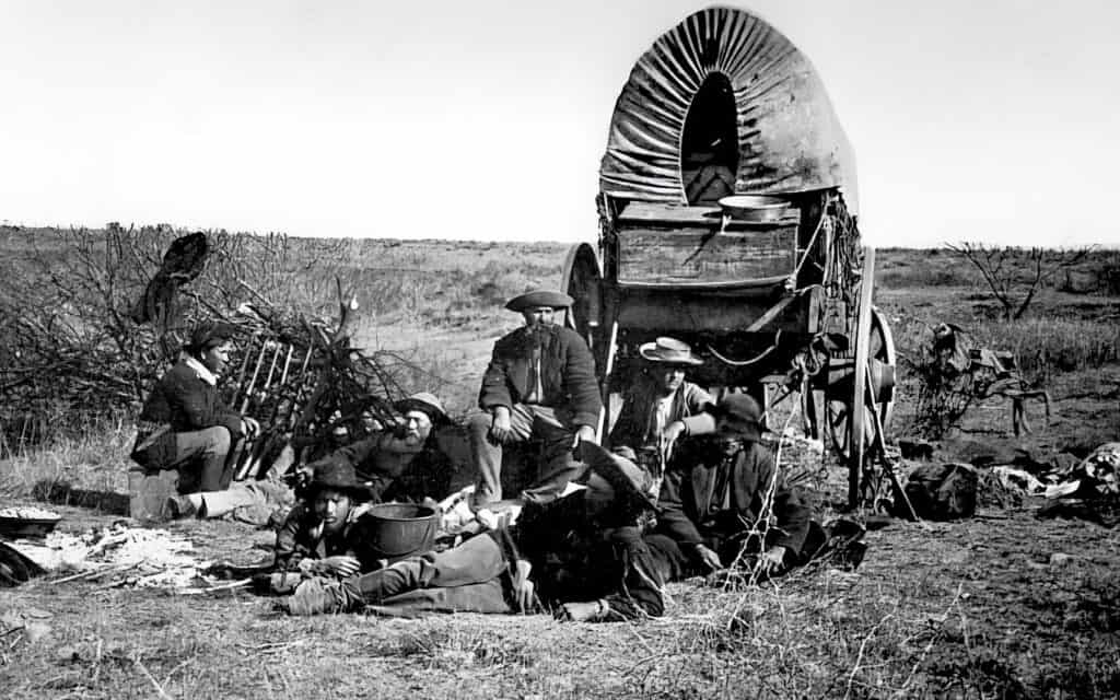 Dobová fotografie týmu lovců bizonů v poli.