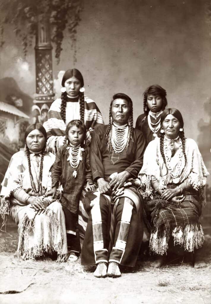 Náčelník Joseph s rodinou na fotografii z roku 1880.