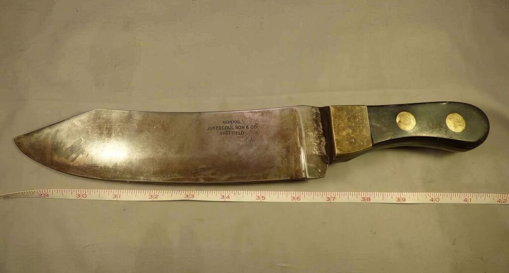 Velice těžký sekací nůž byl vyráběn v Sheffieldu na zákázku pro společnost Hudsons Bay Company, která jej dále prodávala indiánům i bílým lovcům. Dalo se s ním sekat dřevo, nebo i bourat zvěřina. Ideální byl na štípání bizoních kostí.