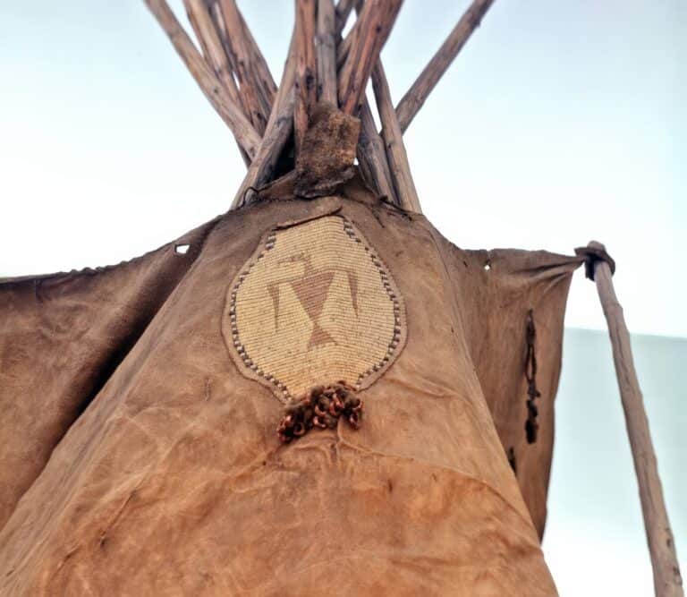 Originální plášť týpí kmene Arapaho. Plášť je vyroben z bizoních kůží. V oblasti, kde se plášť přivazuje ke zvedací tyči je ozdoben ornamentem vyšitým ursoními ostny. Ornament představuje Hromového ptáka, posvátnou duchovní bytost.