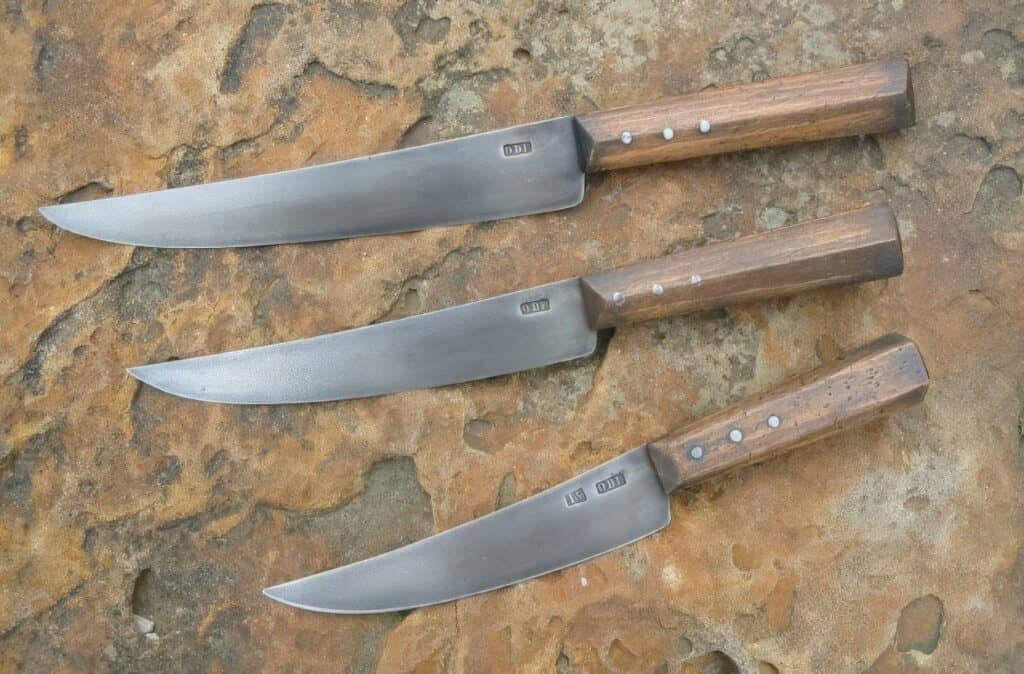 Repliky koloniálních anglických nožů.