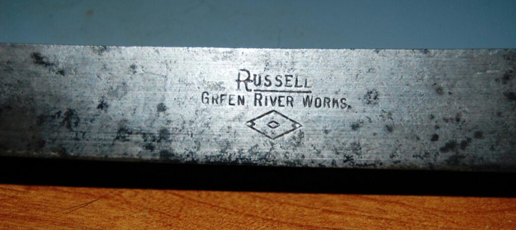 Detail značky Russel Green River Works vyražené do čepele.