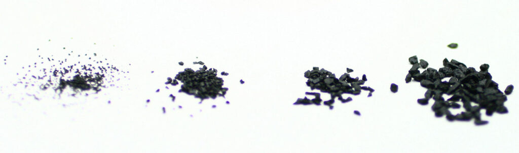 Různá granulace černého prachu od FFFFg (vlevo) až po Fg vpravo.