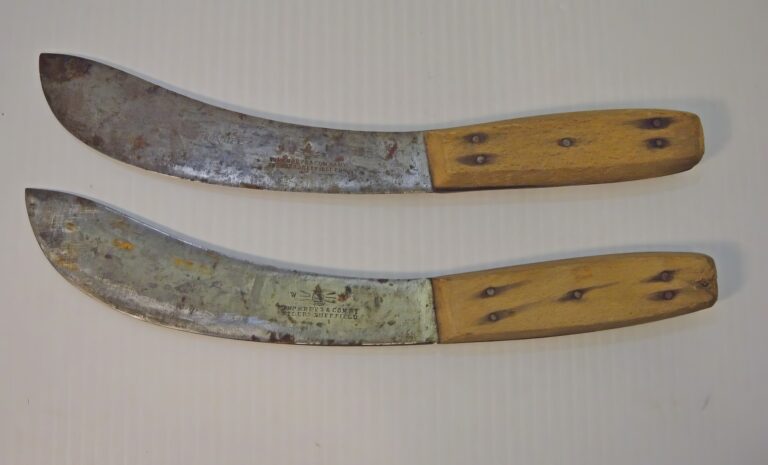 Stahovací nože (skinnery) jsou typické prohnutím hřbetu.