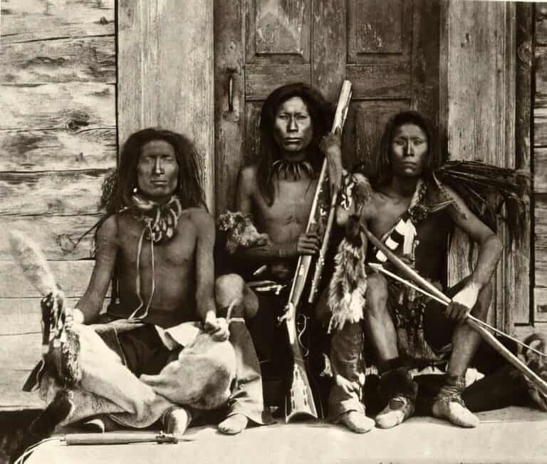 Indiáni kmene Spokane na fotografii z roku 1861. Prostřední drží perkusní rifli.