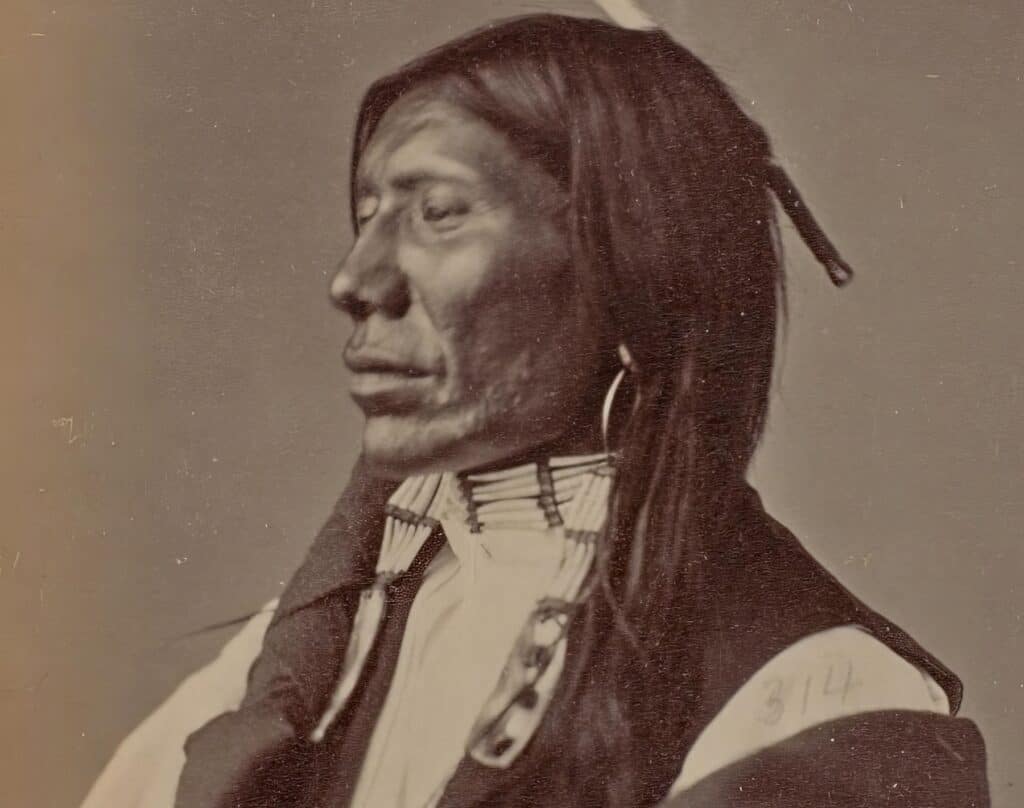 Bodající - Oglalský Lakota na fotografii Alexandra Gardnera z roku 1872.