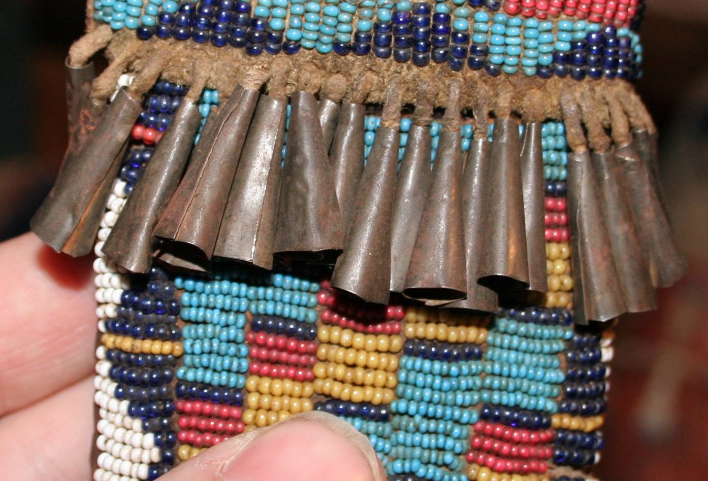 Kornoutky z vypálených plechovek na indiánských artefaktech