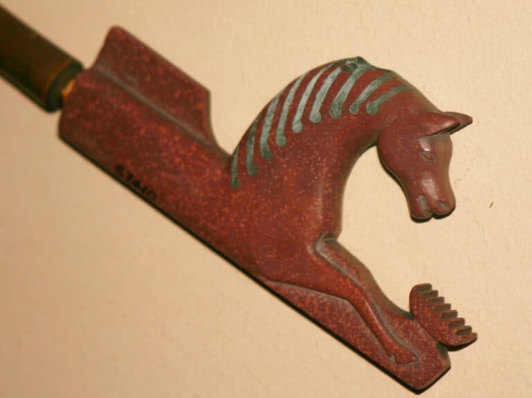 Velmi elegantní hlavička dýmky ve tvaru koně, navíc vylévaná cínem nebo olovem, Sioux, (FMNH).