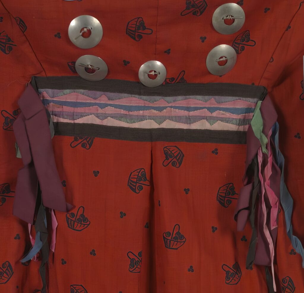 Umístění broží na dámské halence či kabátku (detail zad), Wahpeton-Dakota, AMNH