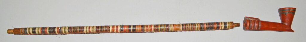 Dýmka s kulatou troubelí omotanou ostny, ptačími brky a koňskými žíněmi, Britské Muzeum