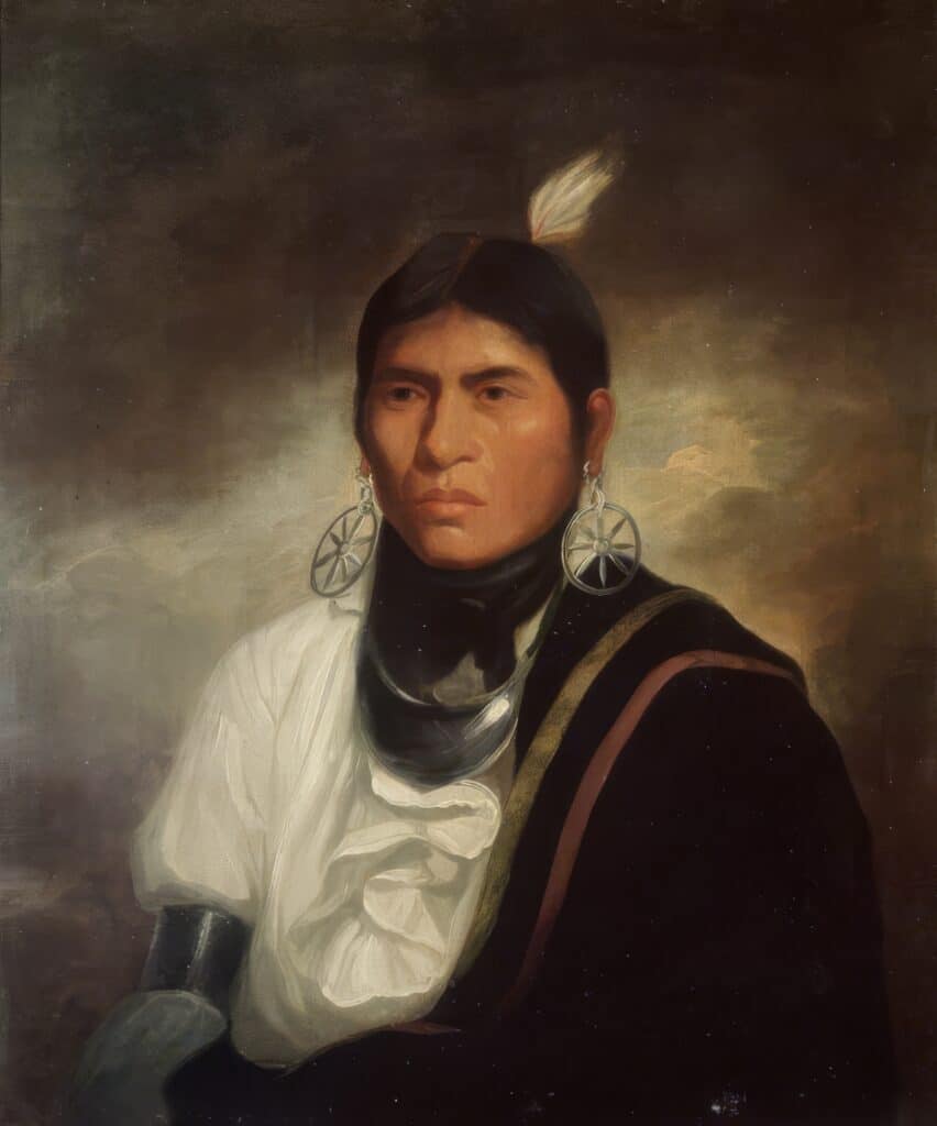 Syn náčelníka Cherokeeů Dragging Canoe (Táhne Kánoi) na portrétu Williama Hodgese s typickými ozdobami: nápažníky, gorgetem a kruhovými loukoťovými náušnicemi. Portrét byl pořízen během návštěvy pohlavárů Cherokeeů v Londýně v roce 1791.