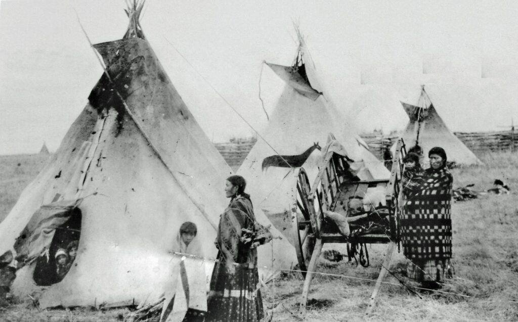 Tábor prérijních Kríů, Hobbema (dnes Maskwacis) v Albertě, 1880.