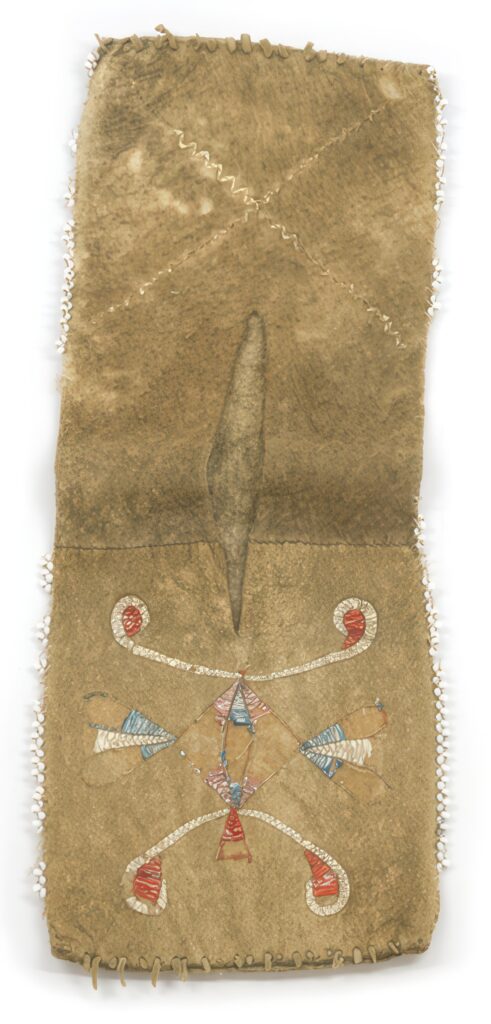 Métiský styl měl ve druhé čtvrtině 19. století okrajový vliv i na dakotské výšivky. Pytlíček na střelivo (angl. slit pouch), Minnesota Historical Society.