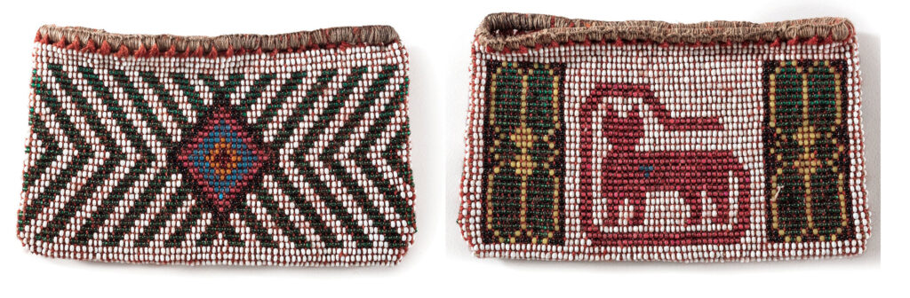 Taštička na talisman tkaná z korálků, přední a zadní strana, Meskwakiové, konec 19. století. 